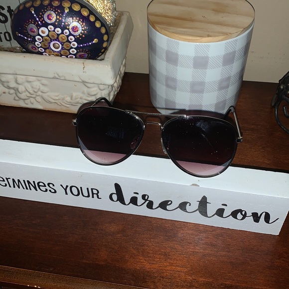 Ellie Tahari Smoke colored Aviator 100% UV Protective sunglasses EUC main image 7
